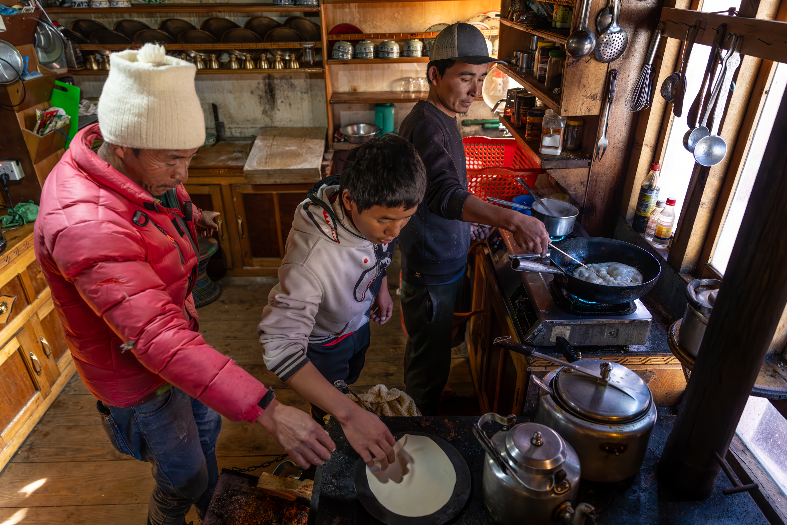 3 generations cooking in a teahouse kitchen in nepal